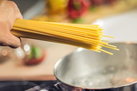Pasta italiana: spaghetti alla bagna càuda, ricetta tipica piemontese